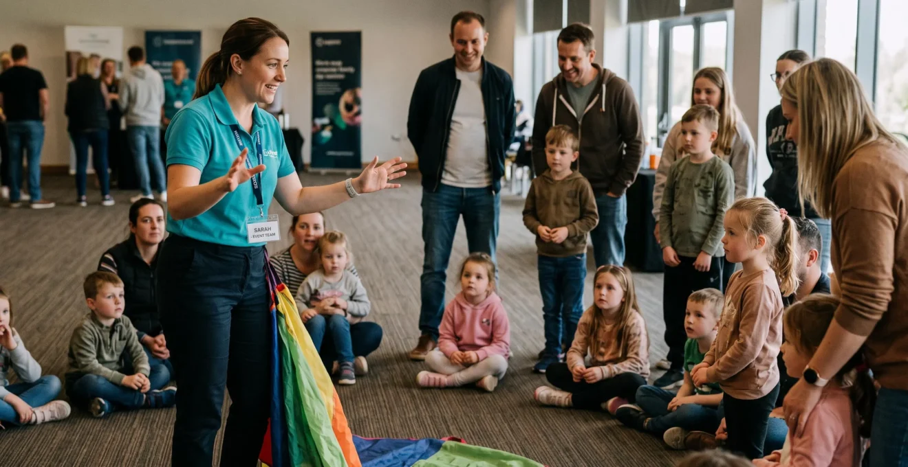 Animateur professionnel menant une activité de groupe structurée avec enfants et parents lors d'un Family Day